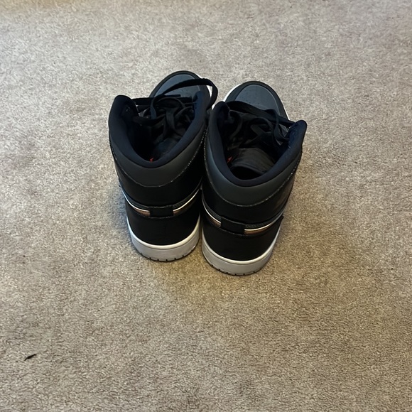 Jordan1 bronze size 9 - Picture 3 of 5